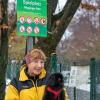 Birgit Elsenbeer und ihr Hund Michou wundern sich über das Spielplatzschild im Gögginger Park. 	