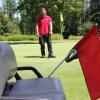 Thomas Ströbele bei der Arbeit. Unter anderem ist der Greenkeeper des Golfclubs Ulm dafür zuständig, dass die Spiel- und Übungsflächen in Illerrieden stets in gutem Zustand sind. 