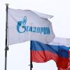 Eine Flagge mit dem Gazprom-Logo weht an einer Niederlassung des russischen Staatskonzerns in St. Petersburg.