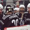 Teamgeist demonstriert haben die Eishockeyspieler des ESV Burgau zum Landesliga-Auftakt. Gestützt auf sichere Torhüter-Leistungen, fuhren die Eisbären zwei Heimsiege ein. 