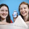 Sara-Luisa (rechts) und Anja-Sophia Reh entwickelten eine App für Diabetes-Patienten – und holten damit den ersten Platz im Bereich Biologie.