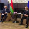 Wladimir Putin (r), Präsident von Russland, unterhält sich mit mit seinem Amtskollegen Alexander Lukaschenko in seiner Sommerresidenz Bocharow Ruchei.