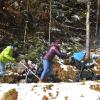 Wie man es vermuten durfte: Magdalena Neuner mal wieder vorneweg - auch beim Spaziergang mit Kinderwagen. Unser Kollege müht sich.