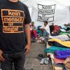 "Kein Mensch ist illegal" ist auf dem T-Shirt eines Asylbewerbers im Hungerstreik in der Innenstadt von Nürnberg zu lesen. 
