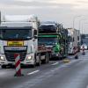 Lkw stauen sich an der A15 an der Grenze zwischen Polen und Deutschland, während eine stationäre Grenzkontrolle stattfindet.