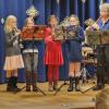 Barbara Schmelzer (rechts) mit ihrer Flötengruppe beim Wehnachtskonzert der Dießener Musikschule.