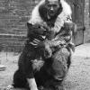 Gunnar Kaasen mit seinem Hund Balto, fotografiert 1925. 