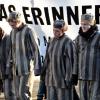 Als KZ-Häftlinge verkleidete Gegendemonstranten am Randes des Neonazi-Aufmarschs in Magdeburg. Foto: Jan Woitas dpa