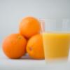 Orangensaft hat viel Vitamin C und unterstützt die Aufnahme von Eisen im Körper. 