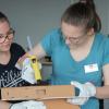 „Forscherinnen-Camp“ bei Airbus in Manching und an der TH Ingolstadt: Celina und Julia beim Bau des Flugzeugrumpfes. 	 	