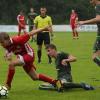 Landkreisderby im Regen: Felix Danner TSV Aindling (links) ist vor Tim Sautter (FC Stätzling) am Ball. 