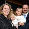 Jürgen Mögele (im Bild mit Ehefrau Stefanie und den Kindern Lara und Julia) ist neuer Bürgermeister in Gessertshausen. Der 40-jährige CSU-Kandidat hat sich gegen die amtierende Bürgermeisterin Claudia Schuster durchgesetzt. 