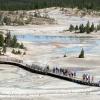 Wie ein Besuch in einer anderen Welt: Am Norris Geyser Basin ist im Sommer der Touristenansturm hoch. Für die Ausbrüche der Geysire ist eine aktive Magmakammer in 80 bis 120 Kilometern Tiefe verantwortlich.  