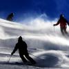 Skifahren zählt für viele zu den größten Vergnügen des Jahres. Allerdings ist – wie bei so vielen anderen Freizeitaktivitäten auch – eine gute Versicherung dabei von Vorteil. Gerade dann, wenn etwas schiefgeht. 