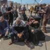 Palästinenser, einige mit ausländischen Pässen, warten am Grenzübergang Rafah auf Hilfe und eine mögliche Einreise nach Ägypten.