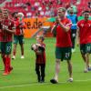 Alfred Finnbogason, Andre Hahn (mit sohn Julien) und Ruben Vargas auf der Ehrenrunde nach dem 3:1 gegen Cagliari Calcio. 	