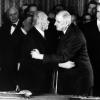 Konrad Adenauer (l) und Charles de Gaulle besiegeln die Unterzeichnung des Élyseé-Vertrages mit Freundschaftsküssen.