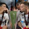 Völlig erschöpft: Sevillas Ivan Rakitic (r) und Kapitän Jesús Navas mit dem Siegerpokal.