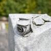 In filigraner Handarbeit stattet Steinmetz Huber Grabsteine mit Rosen und anderen Details aus. Dabei geht er auf
individuelle Wünsche ein, die der Persönlichkeit des Verstorbenen Ausdruck verschaffen.