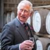 Kulturgut: Der britische Thronfolger Prinz Charles mit einem Glas Whisky.