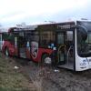 Nachdem er von der Bushaltestelle weg gerollt war, blieb der Bus im schlammigen Boden stecken.