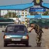 Ukrainische Soldaten kontrollieren ein Auto an der Grenze zu Russland. Geht es nach Präsident Petro Poroschenko, soll die beiden Länder bald eine Mauer trennen.