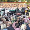 Open-Air-Stimmung auf dem Schrannenplatz Illertissen: Beim 35. Weinfest unterhält der Männergesangverein über 3000 Besucher bis weit in die Nacht. 