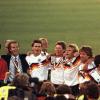 Stefan Reuter (Dritter von links) wurde mit Deutschland unter Trainer Franz Beckenbauer (links) Weltmeister 1990 in Rom. 