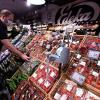 Bei Obst und Gemüse haben Kundinnen und Kunden im Supermarkt in Neusäß-Steppach die Wahl: In Plastik oder Papier verpackt, lose ins mitgebrachte Mehrwegnetz, oder ganz ohne Verpackung.