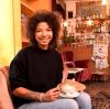 Lisa McQueen in ihrem Café am Dom. Die 30-Jährige wurde schon häufig rassistisch beleidigt.