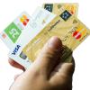 Inzwischen bieten immer mehr Privatunternehmen Kreditkarten an. Sie versprechen den Kunden dabei Extra-Vorteile vom Tankrabatt bis zum günstigen Kredit. Doch Verbraucherschützer raten zu einer genauen Prüfung der Konditionen vor der Unterschrift. 