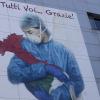 Eine riesige Zeichnung mit einer Krankenschwester an der Fassade des Krankenhauses Papa Giovanni XXIII. im italienischen Bergamo.