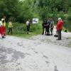 Ruhig und gefasst erklärte die Reitlehrerin Angela Bader (links im grünen Shirt) den inzwischen eingetroffenen Rettern von Feuerwehr und Wasserwacht was passiert war.  	  	