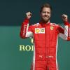 Während Ferrari-Pilot Vettel (r) über seinen Sieg jubelt, ist der Zweitplatzierte Hamilton bedient.