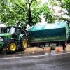 In Augsburg ist ein Traktor mit zwei Hängern gegen einen Baum geprallt.