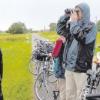 Teilnehmer informierten sich über das FFH-Gebiet Schmuttertal bei einer Radtour. Vorne links im Bild Agraringenieur Andreas Fuchs. 