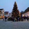 Zum Nikolausmarkt und Adventssingen schmückt auch wieder ein Baum den Pöttmeser Marktplatz.