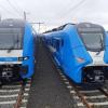 Solche Züge in den bayerischen Landesfarben werden ab Ende 2022 von Go-Ahead im Regionalverkehr zwischen Ulm und Augsburg eingesetzt: links ein Doppelstockzug Siemens Desiro HC, rechts ein einstöckiger Siemens Mireo. 	