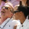 Der ehemalige Tennisprofi Boris Becker und seine Partnerin Lilian de Carvalho Monteiro sitzen als Zuschauer auf der Tribüne.
