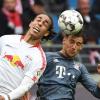 Leipzigs Yussuf Poulsen (l) im Kopfball-Duell mit Leon Goretzka vom FC Bayern.