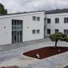 Das neue Rathaus in Eurasburg beherbergt neben der Gemeindeverwaltung auch die Pfarrverwaltung, einen eigenen Jugendraum und eine Tiefgarage mit 22 Stellplätzen.