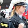 Mobile Körperkameras sollen die Polizisten vor Gewalttätern schützen. Getestet werden die Bodycams an mehreren deutschen Bahnhöfen.