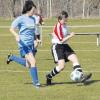 Nur selten kamen die Wehringer Fußballerinnen (weiß) so an ihren Gegnerinnen vom FC Donauwörth (hellblau) vorbei.