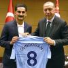 Ilkay Gündogan, der deutsche Nationalspieler mit türkischen Wurzeln, überreicht dem türkischen Präsidenten Recep Tayyip Erdogan ein Manchester-City-Trikot mit der persönlichen Widmung „für meinen Präsidenten“. Die Aktion, besonders aber die wahlwerbliche Nutzung des Treffens, hat für mächtigen Wirbel gesorgt