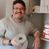 Nach zwölf Jahren gibt es in der Gemeinde Fuchstal erstmals wieder neues Toilettenpapier – eine Geschichte, die um die Welt geht.