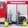 Zwei Nass-Trockensauger im Wert von 2600 Euro nettto hat die Stadt Wertingen für die Feuerwehr gekauft. Im Bild Bürgermeister Willy Lehmeier und Kommandant Rudi Eser. 