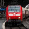 Ein Regionalzug fährt im Kölner Hauptbahnhof ein.