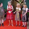 Leopold trifft beim Scheunenfest von "Bauer sucht Frau" 2018 auf Annemarie (2. von rechts) und Monika (rechts). Moderatorin Inka Bause (im roten Dirndl) macht sie miteinander bekannt.