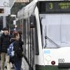 In einer Straßenbahn verletzte sich 2019 eine Frau bei einem Sturz. Haftbar sei die Augsburger Verkehrsgesellschaft AVG dafür aber nicht, entschied das Landgericht Augsburg.