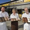 Das LT verschenkt mit der Landsberger Bäckerei Manhart – Fabian, Sigrid und Michael Gerum (von links) – jeden Tag Krapfenpakete